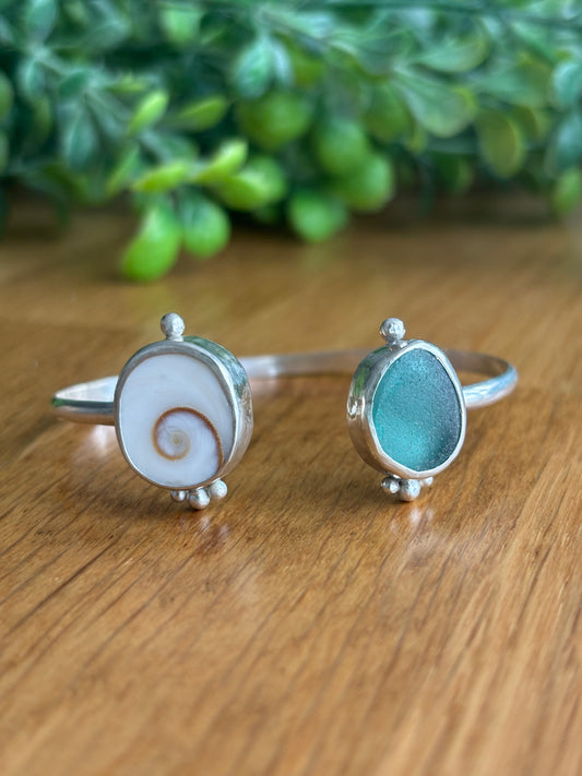 Brazalete con opérculo y cristal de mar turquesa engarzados en plata 925
Diseño artesanal