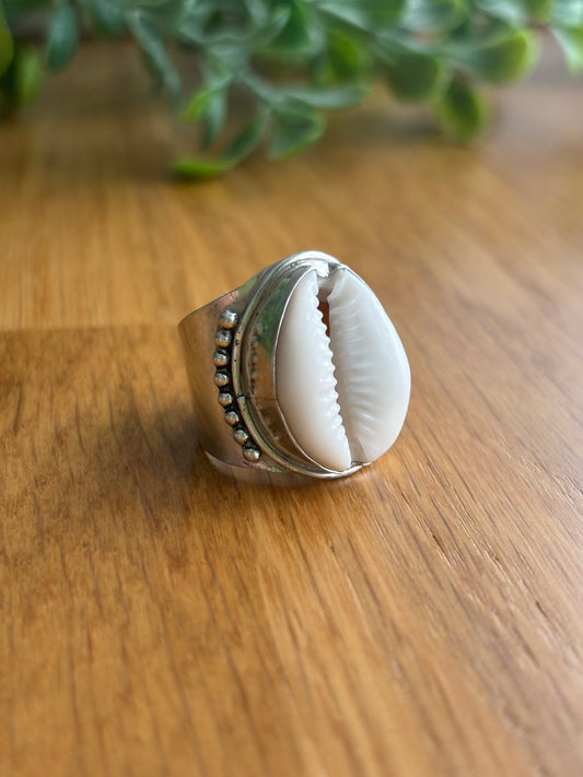 Anillo con concha cowrie engarzada en plata 925, talla 8
Diseño artesanal