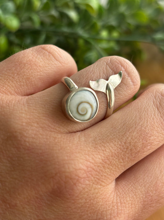 Anillo con pequeño opérculo engarzado en plata 925, el diseño termina en una pequeña cola de ballena 
Diseño artesanal 
Talla ajustable